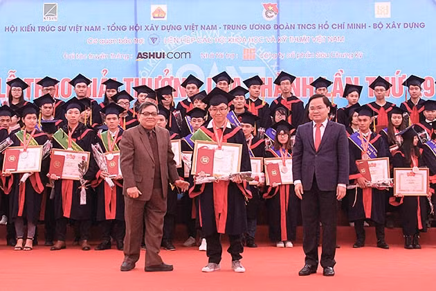 Các thành viên Ban Tổ chức trao Giải thưởng Loa Thành tặng các sinh viên tại buổi lễ.