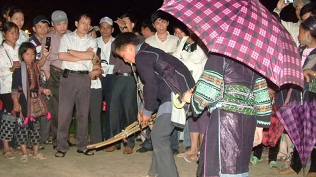 Khách du lịch thích thú với "đêm chợ tình Sa Pa". Ảnh: NGỌC TRINH