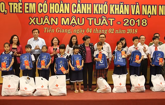 Chủ tịch Quốc hội Nguyễn Thị Kim Ngân trao quà cho người nghèo tỉnh Tiền Giang.