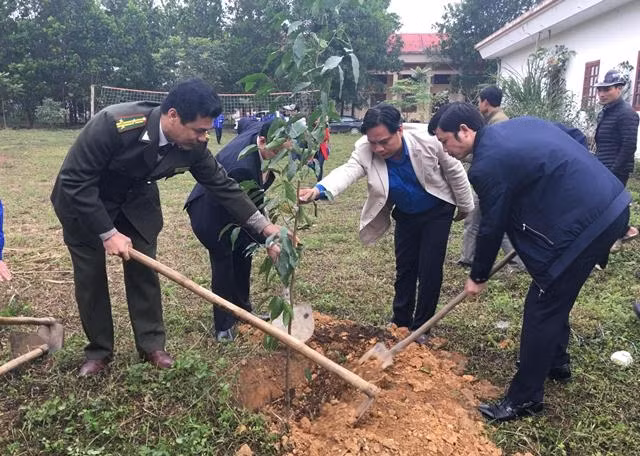 Các đại biểu trồng cây tại Làng thanh niên lập nghiệp Sông Chàng.