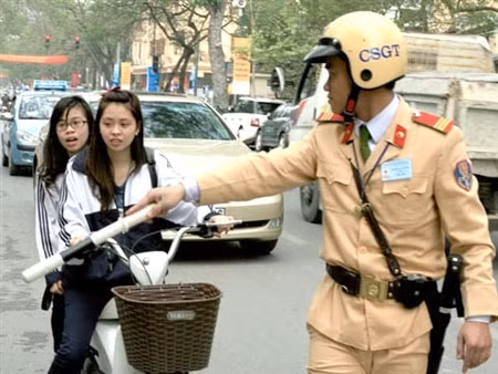 Phần lớn các trường hợp đi xe đạp điện vi phạm an toàn giao thông bị xử lý là học sinh. (Ảnh: VOV)
