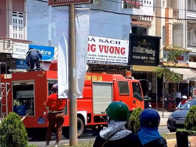 Sau hơn 30 phút, lực lượng cảnh sát PCCC đã khống chế được đám cháy.