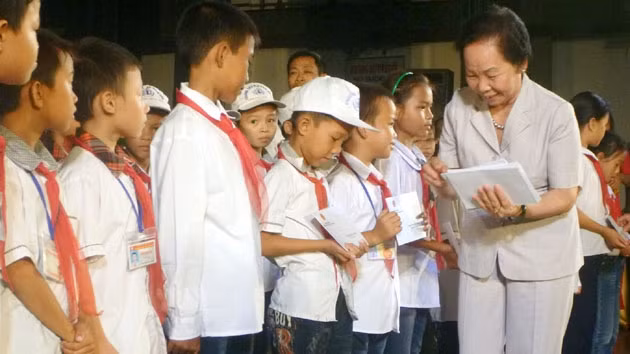 Phó Chủ tịch nước Nguyễn Thị Doan trao học bổng tặng các em học sinh nghèo, chăm ngoan học giỏi ở Nam Định.