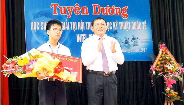 Đồng chí Nguyễn Văn Hùng, Ủy viên T.Ư Đảng, Bí thư Tỉnh ủy Quảng Trị tặng hoa và phần thưởng cho em Phạm Huy.