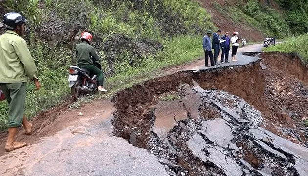 Sạt ta luy âm mất nền đường tại km 1+700 tuyến đường Na Cô Sa - Quảng Lâm (Mường Nhé).