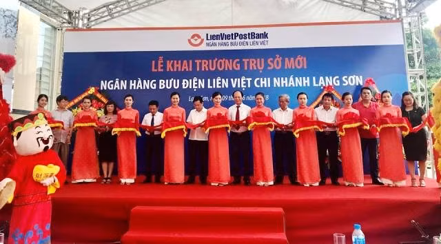 Cắt băng khai trương LienVietPostBank chi nhánh Lạng Sơn.