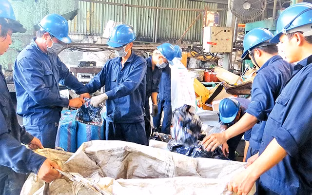 Cơ quan chức năng tiêu hủy quần áo giả mạo xuất xứ Việt Nam tại TP Hồ Chí Minh.