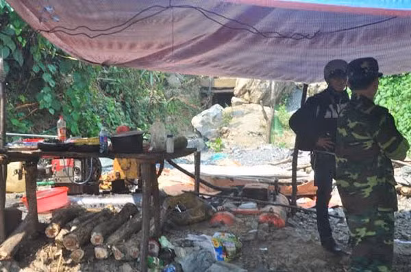 Lực lượng chức năng khẩn trương điều tra, làm rõ nguyên nhân vụ việc.