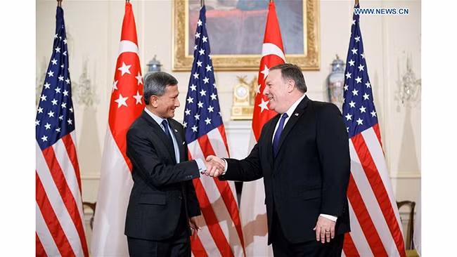 Ngoại trưởng Mỹ Mike Pompeo (bìa phải) cùng người đồng cấp phía Singapore Vivian Balakrishnan. Ảnh: Tân hoa xã.