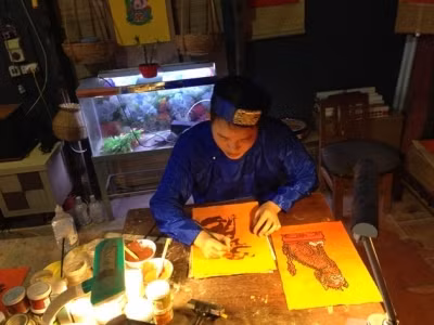 Nghệ nhân trẻ Đào Đình Trung vẽ tranh nghê.