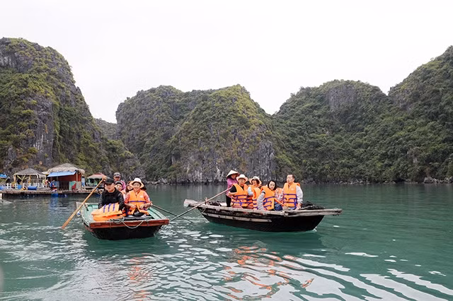 Vịnh Hạ Long (Quảng Ninh) luôn thu hút du khách đến tham quan, nghỉ dưỡng. Ảnh: THANH HÀ