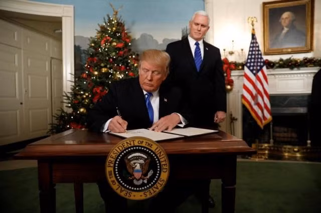 Tổng thống Trump ký sắc lệnh sau khi tuyên bố Mỹ sẽ công nhận Jerusalem là thủ đô của Israel. (Ảnh: Reuters)