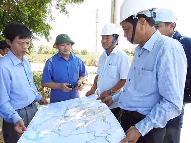 Đoàn công tác của Bộ Nông nghiệp và Phát triển nông thôn cùng UBND tỉnh Ninh Thuận đưa ra giải pháp sử dụng trạm bơm Xóm Bằng để lấy nước kênh Bắc về tưới cho vùng đất sản xuất tại hồ Ông Kinh trong n