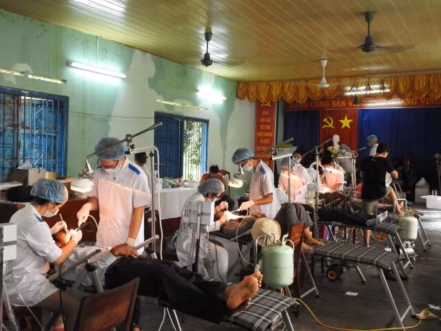 Đội ngũ bác sĩ của Hội Cấy ghép nha khoa - Hội Y học TP Hồ Chí Minh khám và chữa bệnh về răng miệng cho người nghèo xã Lâm Sơn, huyện Ninh Sơn, tỉnh Ninh Thuận