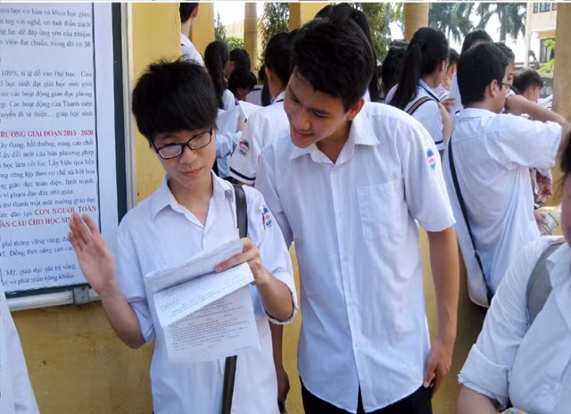 Các thí sinh Trường THPT Trần Nguyên Hãn (Hải Phòng) tìm hiểu những thông tin mới về kỳ thi THPT năm 2015.