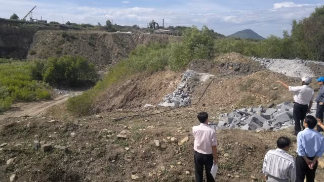 Các doanh nghiệp đã hết hạn khai thác, nhưng tại khu vực mỏ đá xã An Phú, TP Tuy Hòa vẫn còn nhiều ao tù, hố sâu lớn chưa được hoàn nguyên.