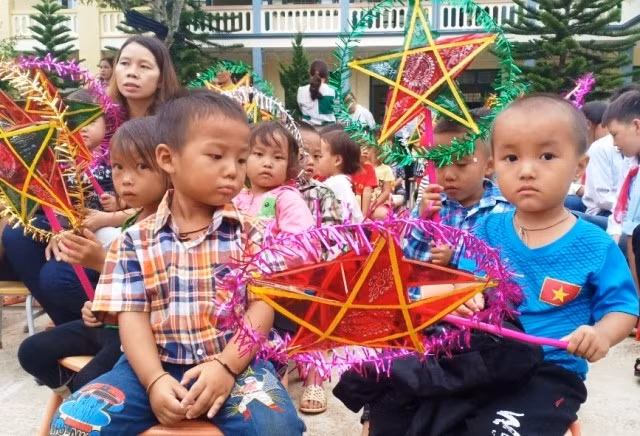 Trẻ em vùng cao được tặng đèn ông sao.