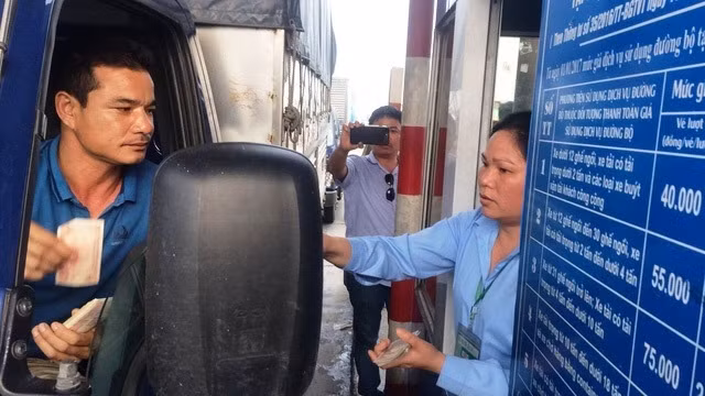 Một số lái xe sử dụng tiền lẻ trả mức giá dịch vụ khi qua trạm BOT Quốc lộ 5.