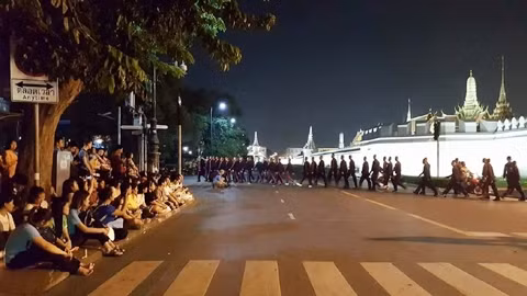 Người dân Thái-lan tưởng nhớ Nhà vua trước Hoàng cung Thái-lan. 