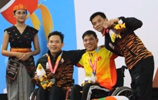 VĐV bơi Võ Thanh Tùng (thứ hai từ phải sang), người đoạt ba HCV, đồng thời lập ba kỷ lục đại hội và châu Á tại Asian Para Games 2018.