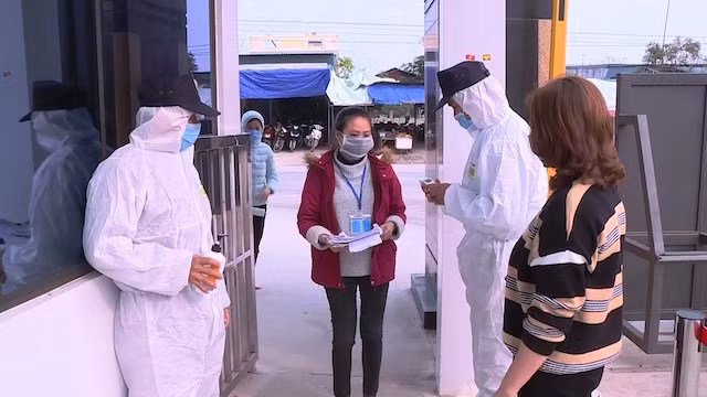 Kiểm tra thân nhiệt người lao động đến cơ sở làm việc ở Khu kinh tế Nghi Sơn