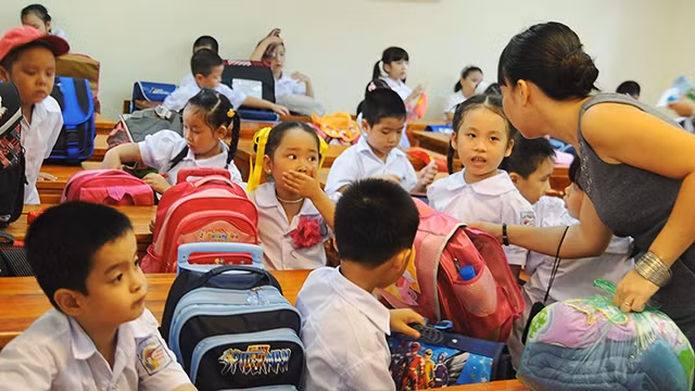 Ngoài học phí và bảo hiểm y tế là bắt buộc thì các khoản thu còn lại trong nhà trường là thỏa thuận, tự nguyện. Ảnh: NAM ANH