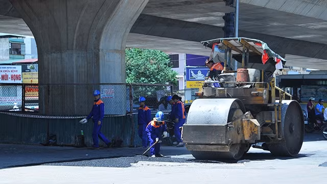 Sang năm 2019, 100% các gói thầu bảo trì đường bộ sẽ lựa chọn nhà thầu qua mạng. Ảnh: NAM ANH