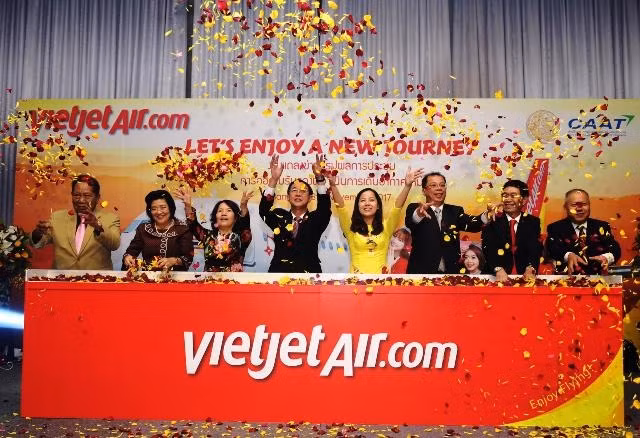 Bà Nguyễn Thanh Hà, Chủ tịch VietJet (thứ ba, trái), ông Nguyễn Hải Bằng, Đại sứ Việt Nam tại Thái-lan (thứ hai, phải) cùng các quan chức cấp cao Thái-lan và các lãnh đạo khác của VietJet công bố đườn