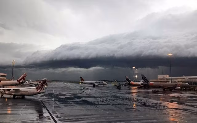 Nhiều chuyến bay ở sân bay Xít-ni, Ô-xtrây-li-a bị hủy do bão lớn. Ảnh ABC