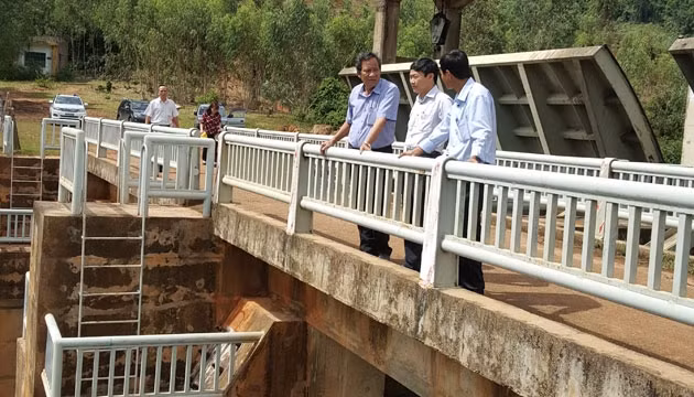 Tổng cục trưởng Nguyễn Văn Tỉnh kiểm tra tại hồ Hội Sơn - tỉnh Bình Định.