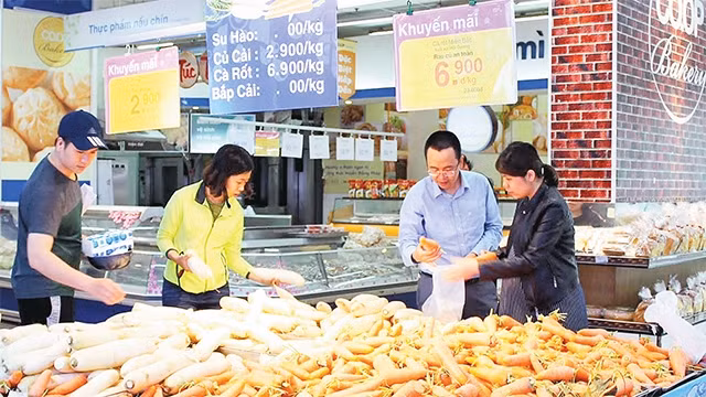 Củ cải trắng, cà rốt đã có mặt tại hệ thống các siêu thị ở Hà Nội và TP Hồ Chí Minh, giúp nông dân vượt qua khó khăn.