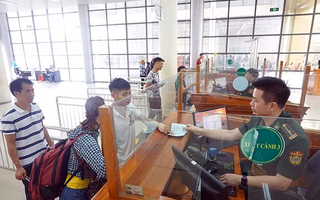 Bộ đội Biên phòng tỉnh Quảng Ninh kiểm soát công tác xuất, nhập cảnh phòng, chống mua bán người tại Cửa khẩu quốc tế Móng Cái. Ảnh: MINH THẮNG