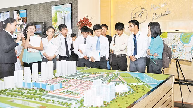 Nhà đầu tư tìm hiểu một dự án bất động sản của Tập đoàn Him Lam trên địa bàn TP Hồ Chí Minh.