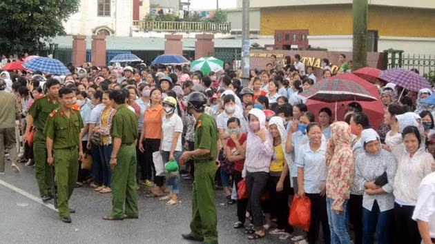 Đình công kéo dài, hơn 2.000 lao động tràn ra quốc lộ