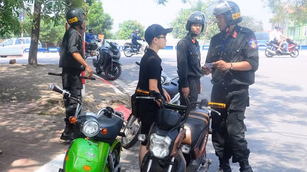 : Lực lượng Cảnh sát cơ động phát hiện nhiều học sinh, sinh viên điều khiển xe đạp điện, xe máy điện không đội mũ bảo hiểm sáng ngày 1-8.