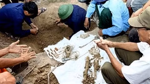 Các lực lượng chức năng cất bốc hài cốt liệt sĩ.