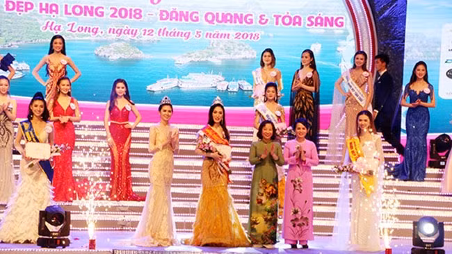 Ban tổ chức trao danh hiệu Người đẹp Hạ Long cho thí sính Nguyễn Phương Anh