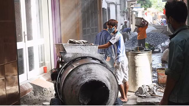 Nhiều công nhân xây dựng không có bảo hộ lao động khi làm việc cho các doanh nghiệp tư nhân. Ảnh: LÊ MINH