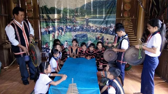 Giờ học ngoại khóa về văn hóa dân tộc Gia Rai và dân tộc Kinh tại Trường tiểu học Lý Tự Trọng (xã Ia Der, huyện Ia Grai).