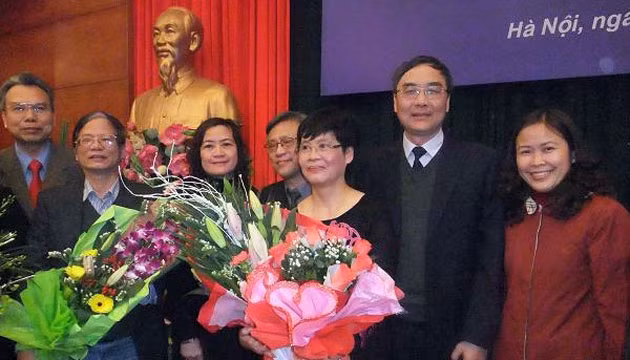 Đồng nghiệp Viện HLKH và CNVN chúc mừng PGS. Lương Chi Mai (đứng giữa) nhận Giải thưởng Kovalevskaya.