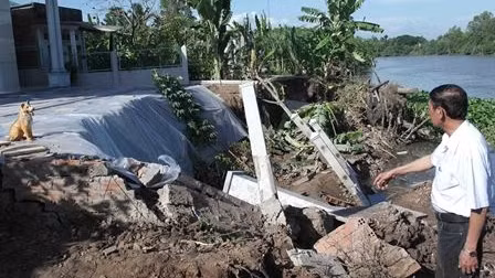 Một điểm sạt lở bờ sông tại huyện Mang Thít (Vĩnh Long).      Ảnh: TRUNG KIÊN
