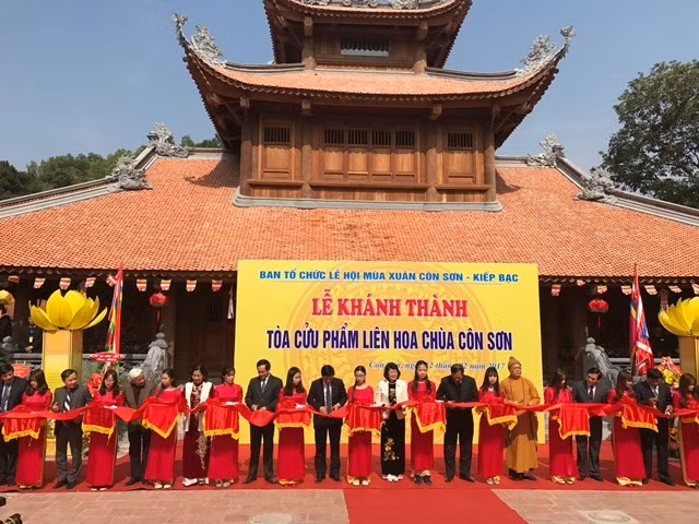 Phó Chủ tịch nước Đặng Thị Ngọc Thịnh cắt băng khánh thành tòa Cửu phẩm Liên hoa.