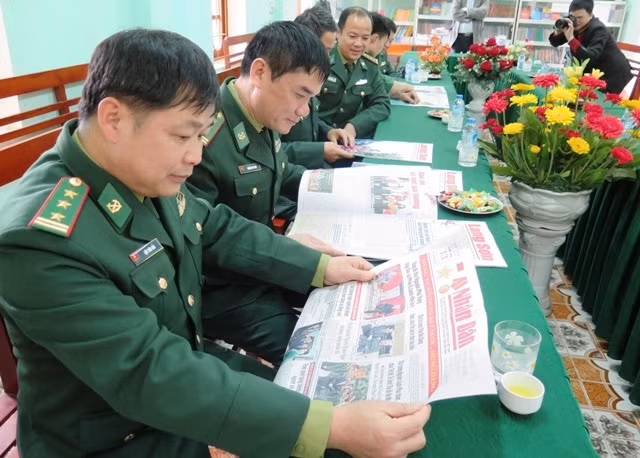 Cán bộ chiến sĩ Đồn biên phòng Thanh Lòa đọc các ấn phẩm báo xuân.