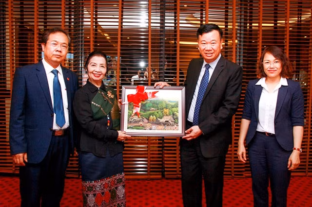 Đồng chí Nhotkeomani Souphanouvong tặng bức tranh lưu niệm cho UBMT Tổ quốc Việt Nam tỉnh Quảng Ninh.