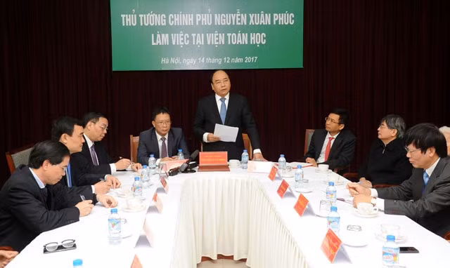 Thủ tướng Nguyễn Xuân Phúc làm việc với lãnh đạo Viện Toán học.