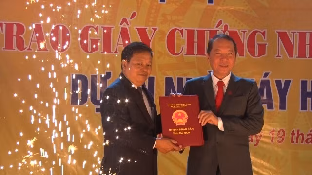 Chủ tịch UBND tỉnh Hà Nam Nguyễn Xuân Đông trao chứng nhận đăng ký đầu tư cho Tổng Giám đốc Tập đoàn Hoa Sen.
