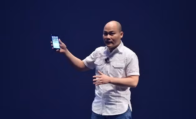 Giám đốc Tập đoàn Bkav Nguyễn Tử Quảng giới thiệu điện thoại thông minh Bphone 2017.