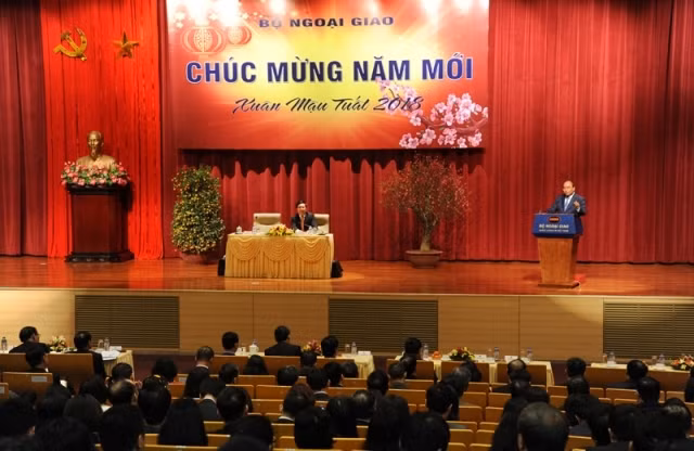 Thủ tướng Nguyễn Xuân Phúc chỉ đạo công tác đối ngoại năm 2018 tại Bộ Ngoại giao.