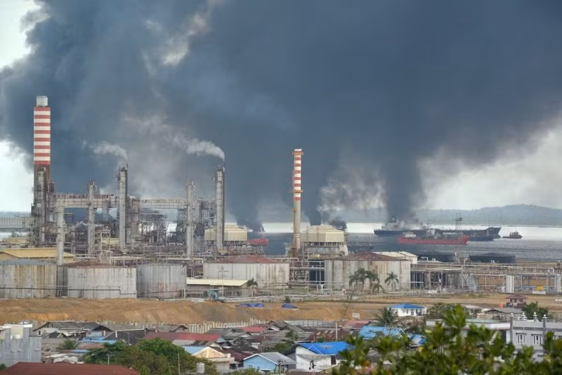 Vụ cháy xảy ra sau sự cố loang dầu tại thành phố cảng Balikpapan, Indonesia, làm bốn người chết. (Ảnh: Antara)