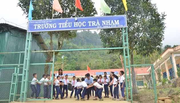 Cổng Trường tiểu học Trà Nham làm từ phế liệu.